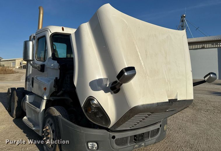 image for item EM3571 2016 Freightliner Cascadia 125 semi truck