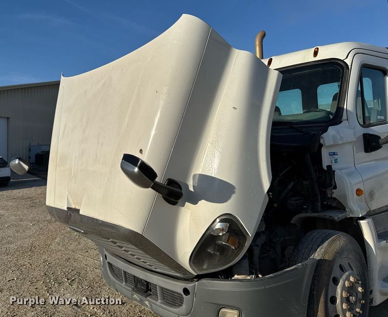 image for item EM3571 2016 Freightliner Cascadia 125 semi truck