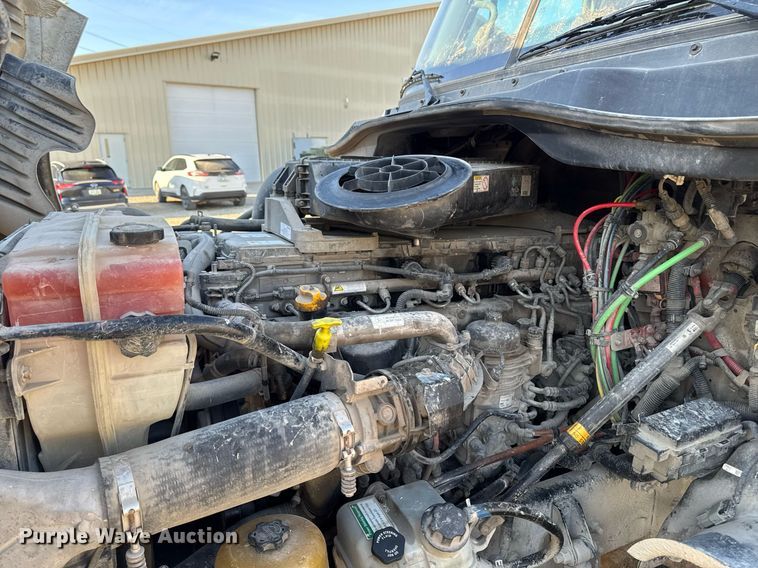 image for item EM3571 2016 Freightliner Cascadia 125 semi truck