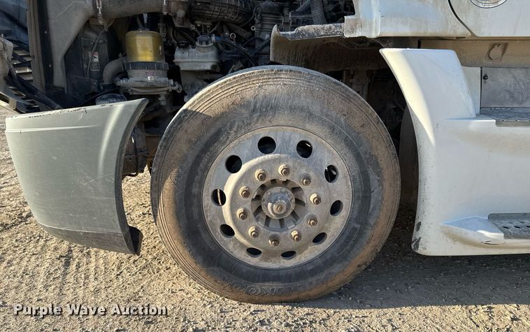 image for item EM3571 2016 Freightliner Cascadia 125 semi truck