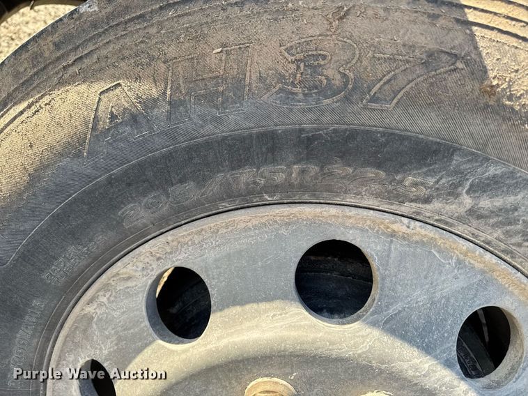 image for item EM3571 2016 Freightliner Cascadia 125 semi truck