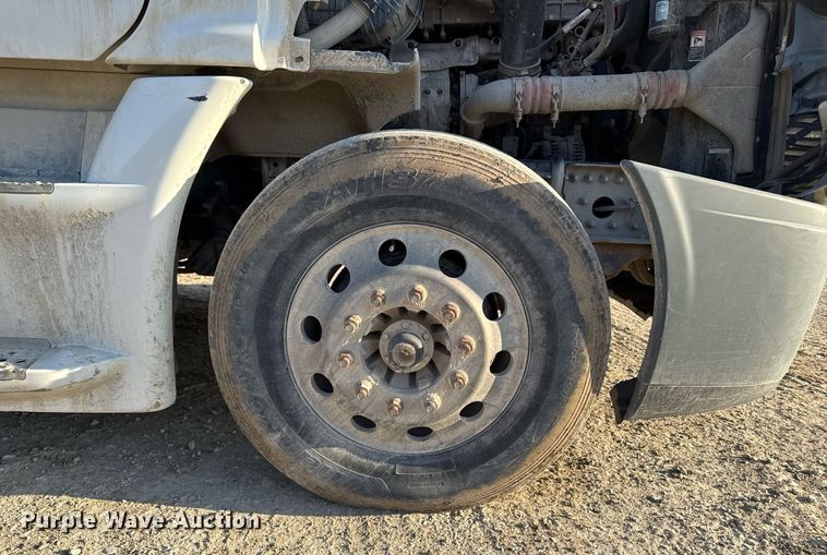 image for item EM3571 2016 Freightliner Cascadia 125 semi truck