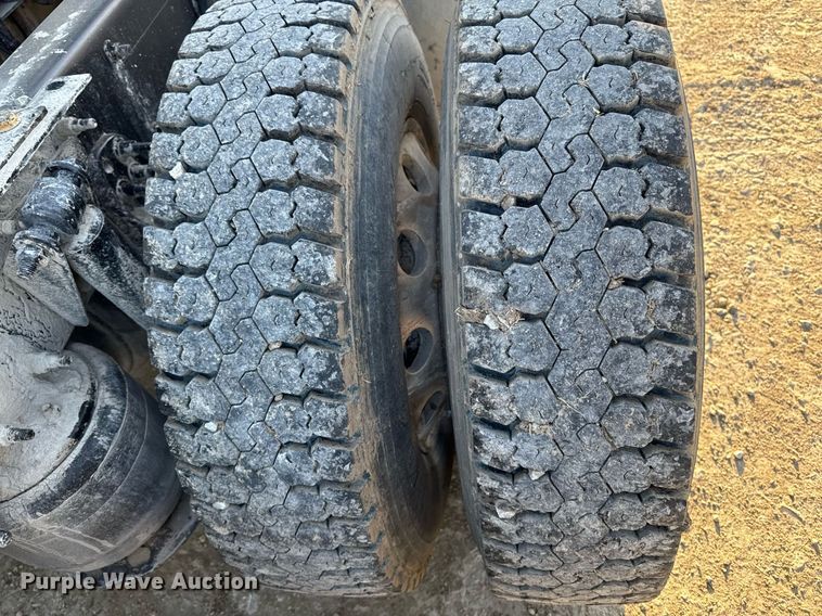 image for item EM3571 2016 Freightliner Cascadia 125 semi truck