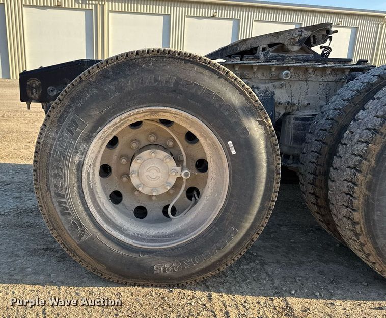 image for item EM3571 2016 Freightliner Cascadia 125 semi truck