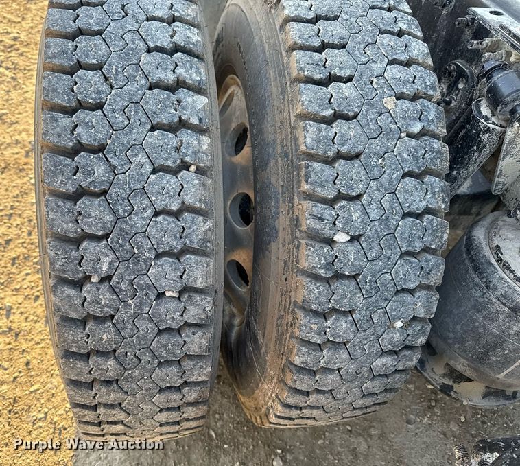 image for item EM3571 2016 Freightliner Cascadia 125 semi truck