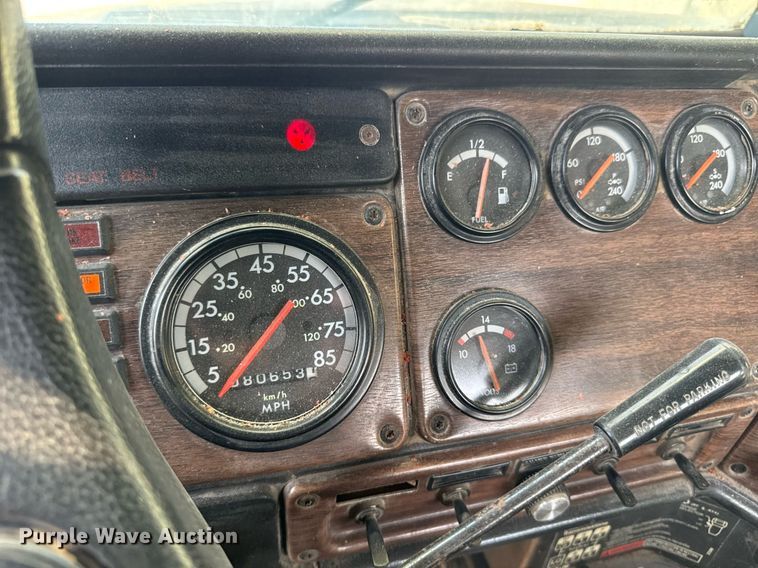 image for item EM3574 1995 Freightliner FLD120 semi truck