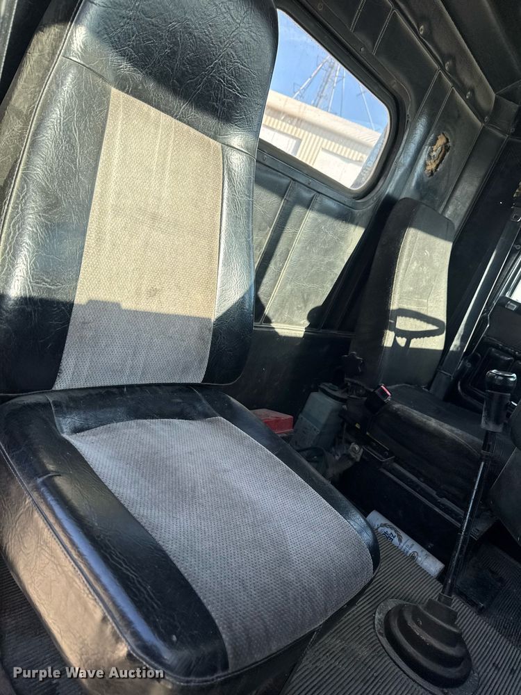 image for item EM3574 1995 Freightliner FLD120 semi truck