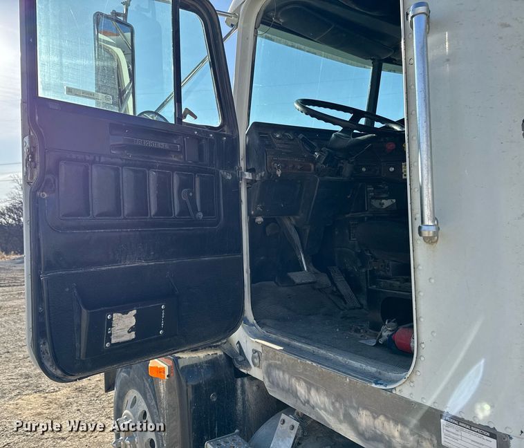 image for item EM3574 1995 Freightliner FLD120 semi truck