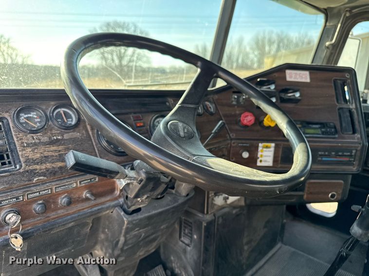 image for item EM3574 1995 Freightliner FLD120 semi truck