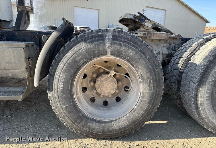 image for item EM3574 1995 Freightliner FLD120 semi truck