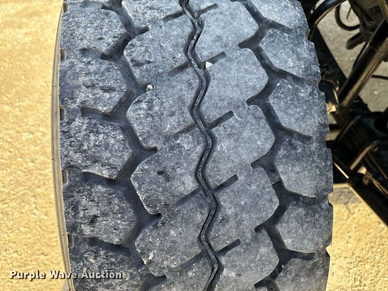 image for item EM3582 2005 Sterling LT9500 truck cab and chassis