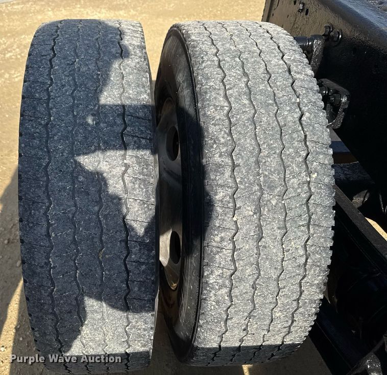 image for item EM3582 2005 Sterling LT9500 truck cab and chassis