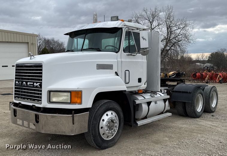 image for item EM3710 1994 Mack CH613 semi truck