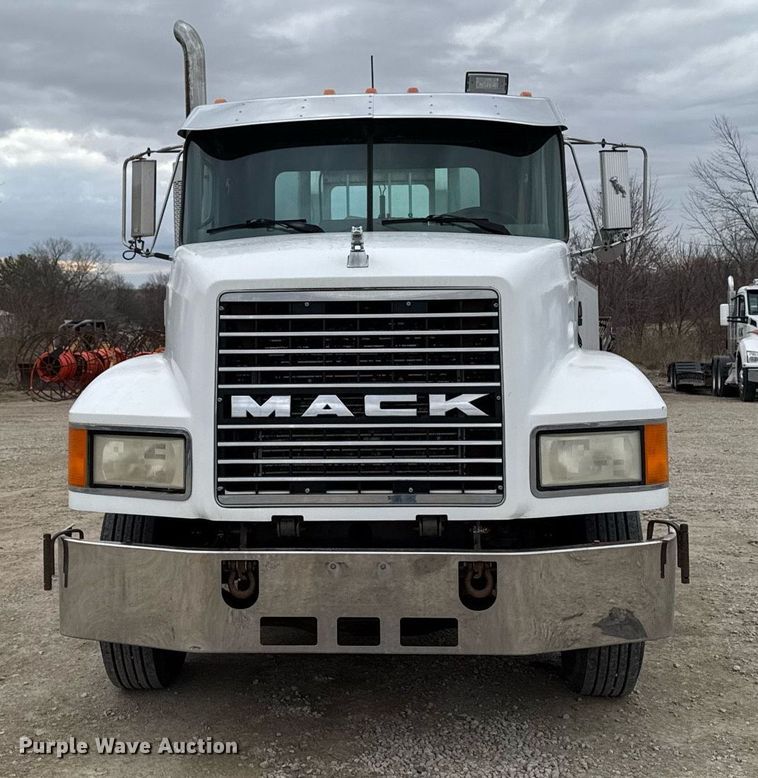 image for item EM3710 1994 Mack CH613 semi truck