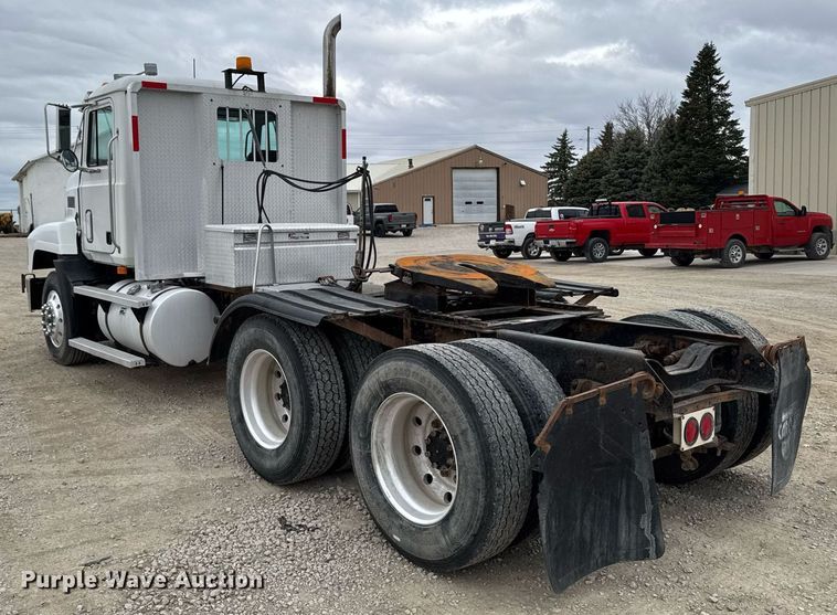 image for item EM3710 1994 Mack CH613 semi truck