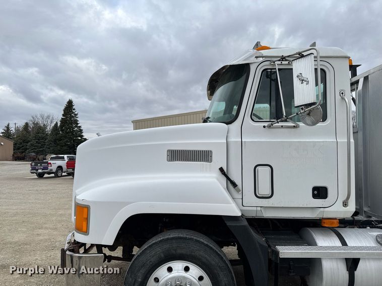 image for item EM3710 1994 Mack CH613 semi truck