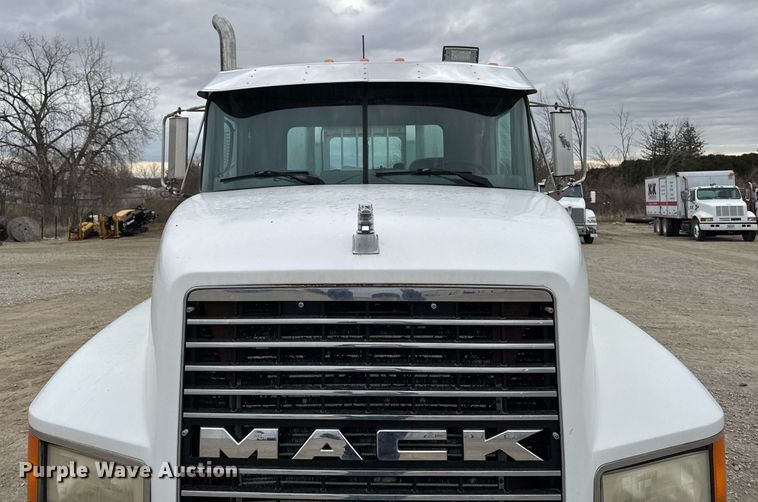 image for item EM3710 1994 Mack CH613 semi truck