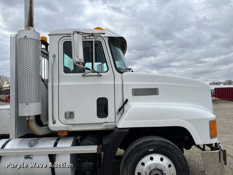 image for item EM3710 1994 Mack CH613 semi truck