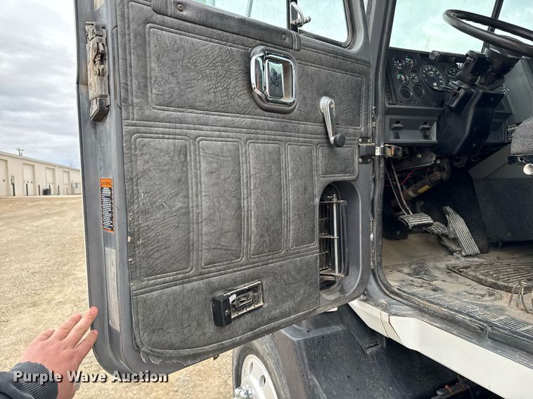 image for item EM3710 1994 Mack CH613 semi truck