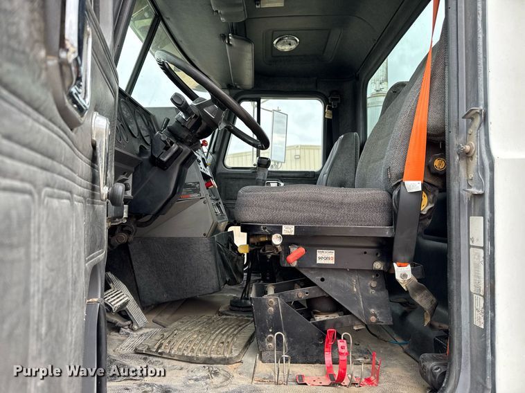 image for item EM3710 1994 Mack CH613 semi truck