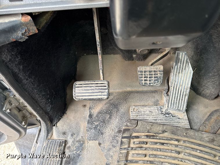 image for item EM3710 1994 Mack CH613 semi truck