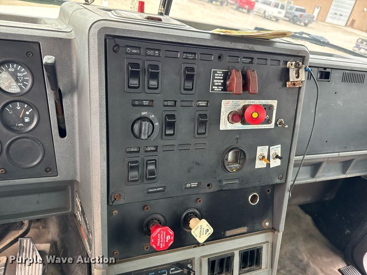 image for item EM3710 1994 Mack CH613 semi truck