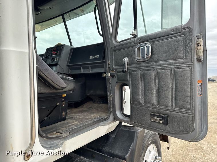 image for item EM3710 1994 Mack CH613 semi truck