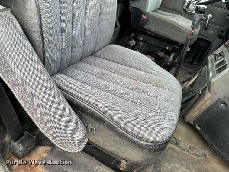 image for item EM3710 1994 Mack CH613 semi truck