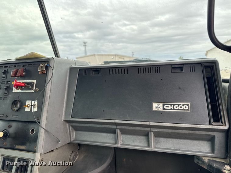 image for item EM3710 1994 Mack CH613 semi truck