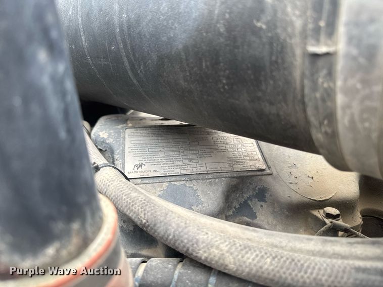 image for item EM3710 1994 Mack CH613 semi truck