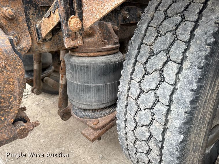 image for item EM3710 1994 Mack CH613 semi truck