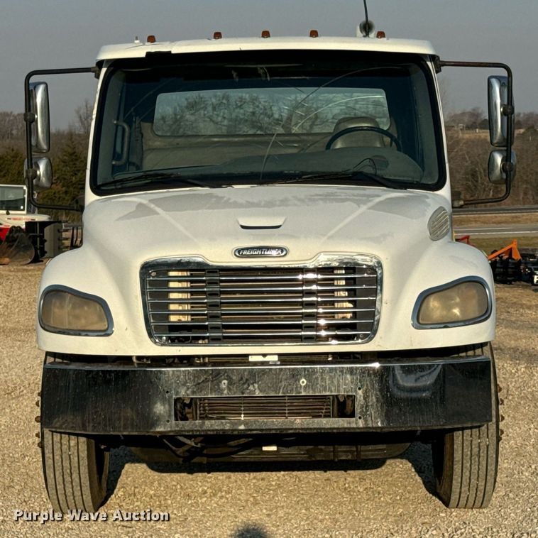 image for item EN5202 2005 Freightliner Business Class M2 truck cab and chassis