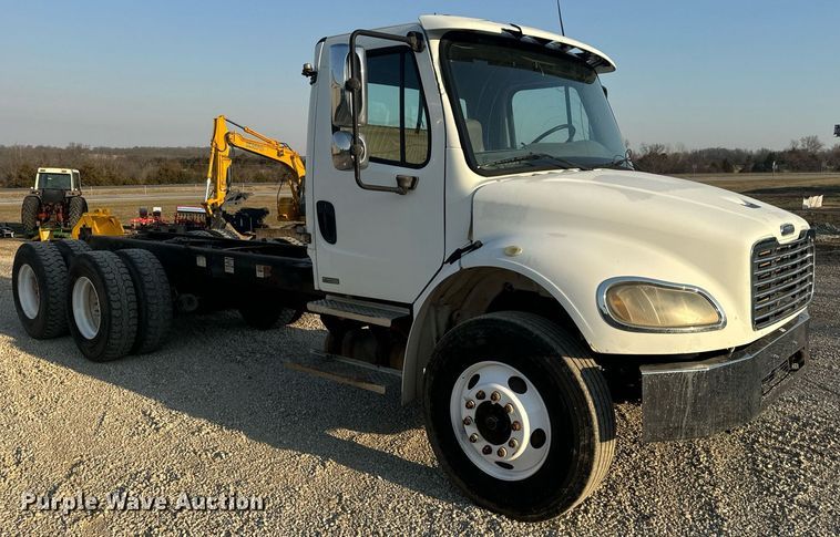 image for item EN5202 2005 Freightliner Business Class M2 truck cab and chassis