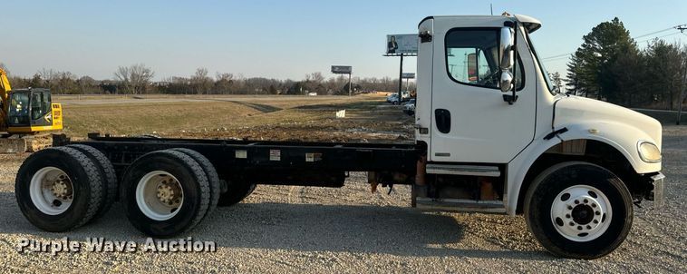 image for item EN5202 2005 Freightliner Business Class M2 truck cab and chassis
