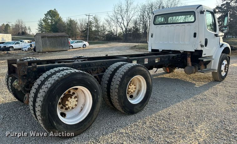 image for item EN5202 2005 Freightliner Business Class M2 truck cab and chassis