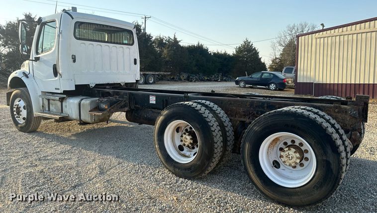 image for item EN5202 2005 Freightliner Business Class M2 truck cab and chassis