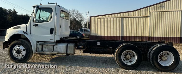 image for item EN5202 2005 Freightliner Business Class M2 truck cab and chassis