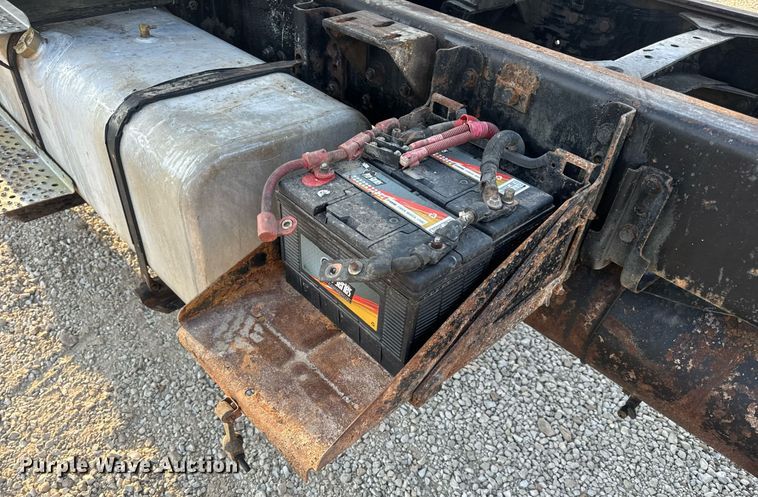 image for item EN5202 2005 Freightliner Business Class M2 truck cab and chassis