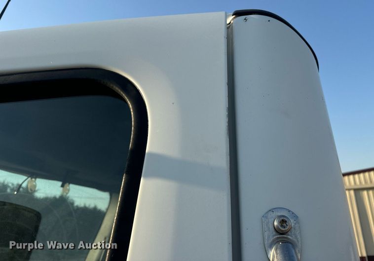 image for item EN5202 2005 Freightliner Business Class M2 truck cab and chassis