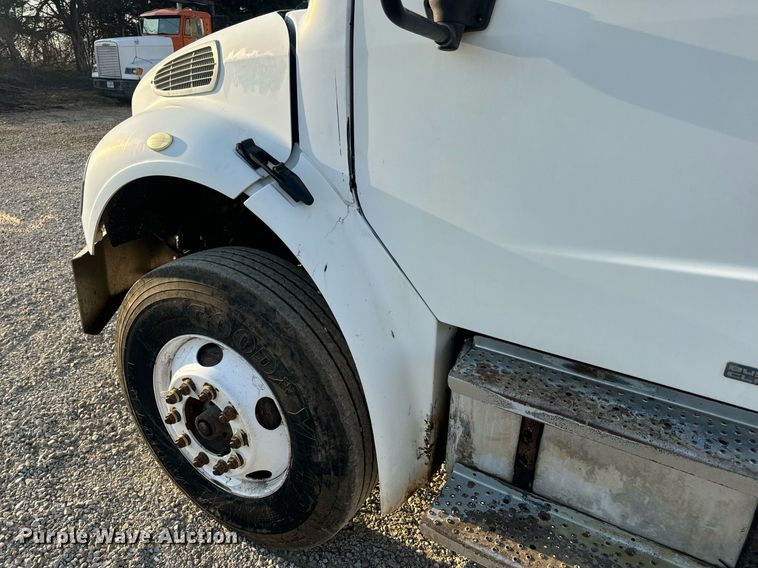 image for item EN5202 2005 Freightliner Business Class M2 truck cab and chassis