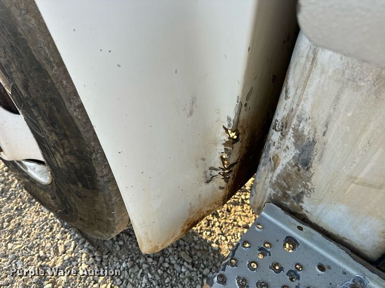 image for item EN5202 2005 Freightliner Business Class M2 truck cab and chassis