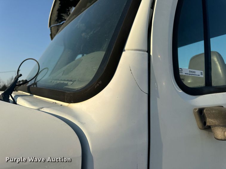 image for item EN5202 2005 Freightliner Business Class M2 truck cab and chassis