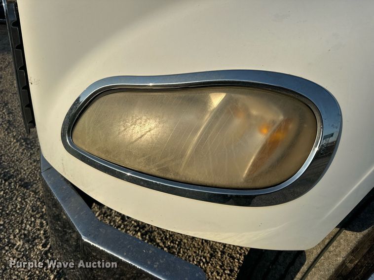 image for item EN5202 2005 Freightliner Business Class M2 truck cab and chassis