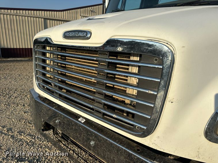 image for item EN5202 2005 Freightliner Business Class M2 truck cab and chassis