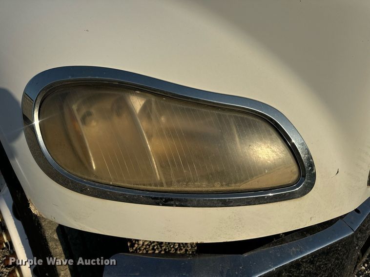 image for item EN5202 2005 Freightliner Business Class M2 truck cab and chassis