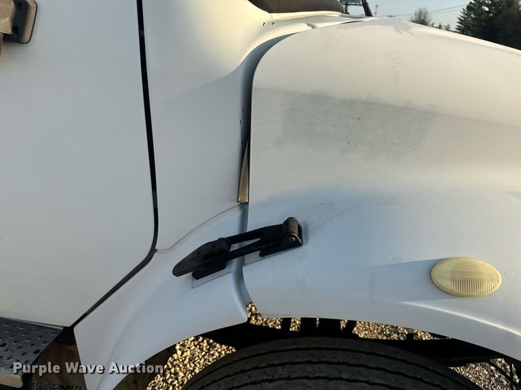 image for item EN5202 2005 Freightliner Business Class M2 truck cab and chassis