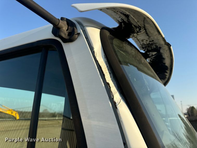 image for item EN5202 2005 Freightliner Business Class M2 truck cab and chassis