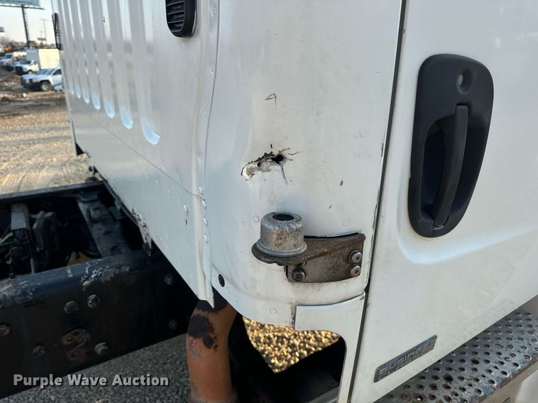 image for item EN5202 2005 Freightliner Business Class M2 truck cab and chassis