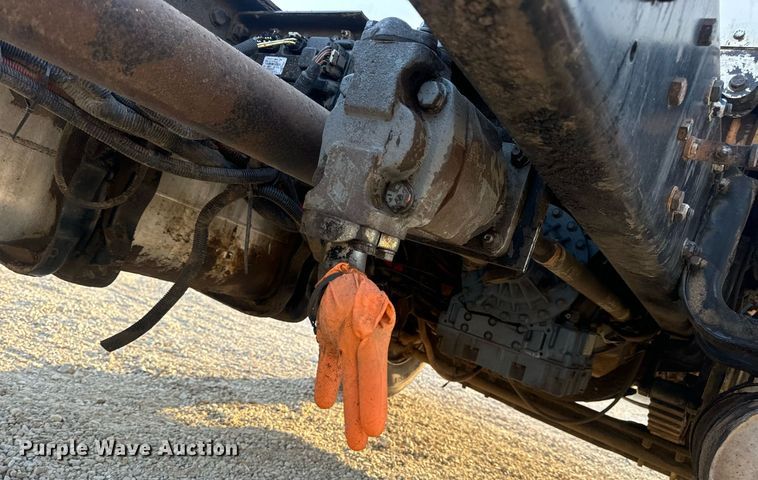 image for item EN5202 2005 Freightliner Business Class M2 truck cab and chassis