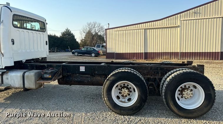 image for item EN5202 2005 Freightliner Business Class M2 truck cab and chassis